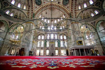 Moscheea sulaimaniya Istanbul ilustrează istoria moscheii magnificului Sultan Suleiman din Istanbul