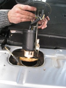 Változás az üzemanyag szűrőt Hyundai Sonata TagAz Változás az üzemanyag szűrőt Hyundai Sonata TagAz