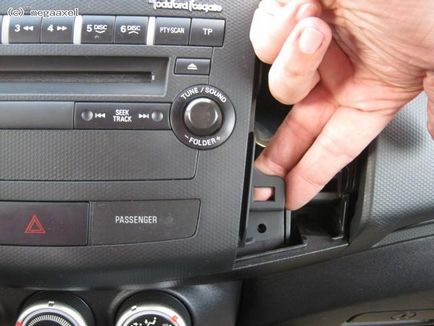 Mitsubishi Outlander XL javítás rendszeres rádió (cd veszít csatornánként)