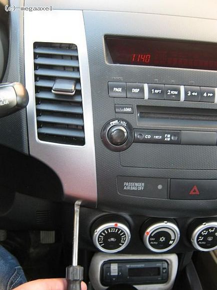 Mitsubishi Outlander XL ремонт редовен радио (CD губи на канал)