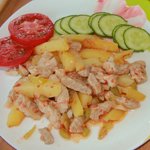 Carne cu castraveți murate și cartofi