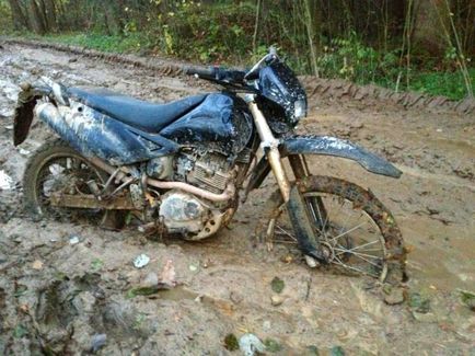 A motorkerékpár 1 úton (közúti) Egy motorkerékpár az úton 1