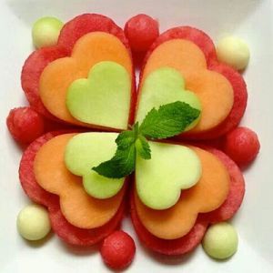 Tăiați pepene verde și pepene pe o masă festivă