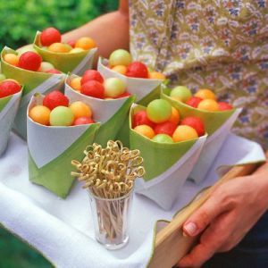 Tăiați pepene verde și pepene pe o masă festivă