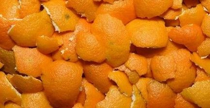 Tinctura pe cruste de mandarine beneficiaza si placere intr-o sticla