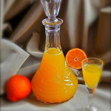 Tinctura pe cruste de mandarine beneficiaza si placere intr-o sticla