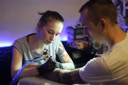 Pictură nativă ca o cultură de tatuaj se dezvoltă în Saratov, sala de salatov