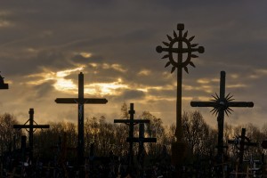 Дуже незвичайна і загадкова пам'ятка Литви - гора хрестів
