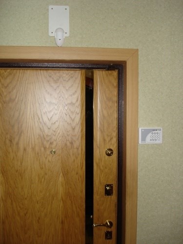 Охоронна сигналізація і магнітоконтактні датчики для металевих вхідних дверей