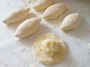 Piesele cu cartofi din produse de patiserie cu brânză de vaci