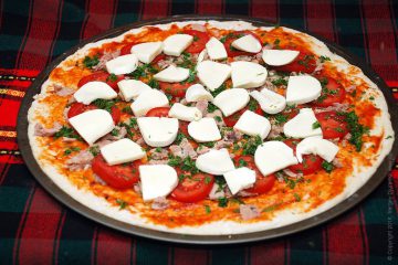 Піца з тунцем - начинка з тунця, томатів, оливок і моцарели