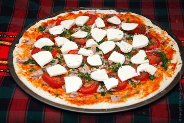 Pizza cu ton - umplut cu ton, roșii, măsline și mozzarella