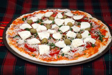 Pizza cu ton - umplut cu ton, roșii, măsline și mozzarella