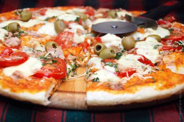 Pizza cu ton - umplut cu ton, roșii, măsline și mozzarella