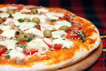 Pizza cu ton - umplut cu ton, roșii, măsline și mozzarella