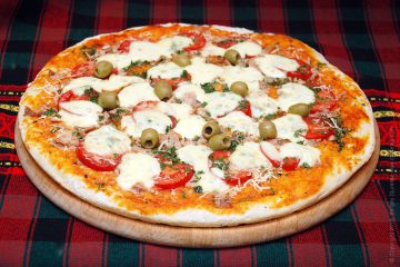 Pizza cu ton - umplut cu ton, roșii, măsline și mozzarella