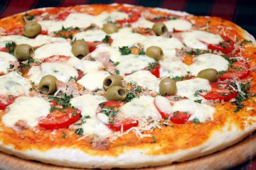 Pizza cu ton - umplut cu ton, roșii, măsline și mozzarella