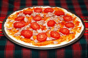 Pizza cu ton - umplut cu ton, roșii, măsline și mozzarella