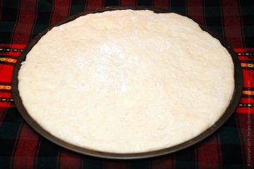 Pizza cu ton - umplut cu ton, roșii, măsline și mozzarella