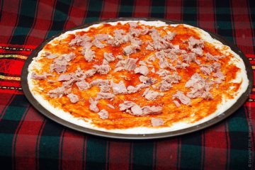 Pizza cu ton - umplut cu ton, roșii, măsline și mozzarella