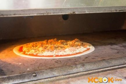 Pizza tonhallal - egy recept, hogyan kell főzni olasz paradicsom