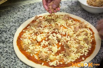 Pizza tonhallal - egy recept, hogyan kell főzni olasz paradicsom
