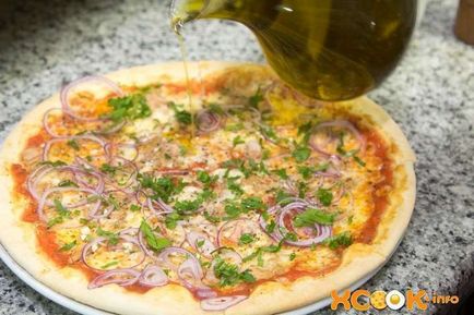 Pizza tonhallal - egy recept, hogyan kell főzni olasz paradicsom