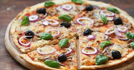 Pizza tonhallal töltelék és a tészta receptje