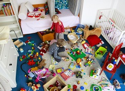 Чому діти розкидають іграшки та речі, бебіклад