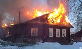 Incendiul a avut loc din cauza unui scurtcircuit al firelor, a casei vecine arse, care este responsabilă de lege