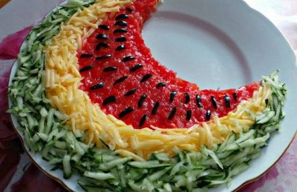 Salată festivă cu felie de pepene verde și pui - rețetă pas cu pas