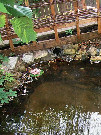 Pond în râu cu mâinile tale