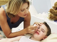 Дитину вкусила мошка в око - що робити і чим зняти набряк, якщо опухло повіку