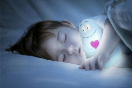 Copilul este frică să doarmă singur, ajutându-se să scape de frică