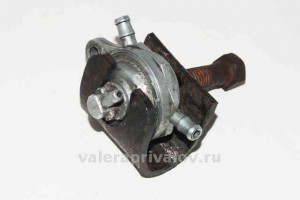 Repararea macara de vacuum pe un scuter chinezesc super sport acar, fiecare persoană are soare