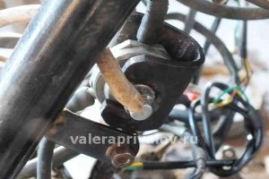 Repararea macara de vacuum pe un scuter chinezesc super sport acar, fiecare persoană are soare