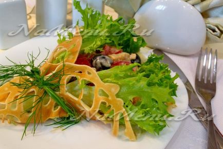 Салат з куркою і помідорами в ажурних млинці