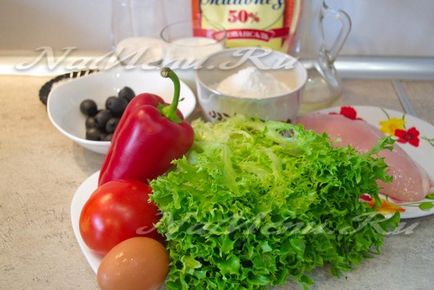 Salată cu pui și roșii în clătite delicate