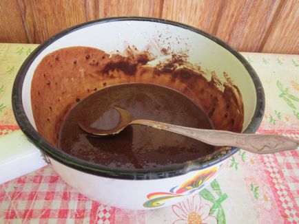 Cel mai simplu glazură de ciocolată pentru un tort de pudră de cacao și smântână