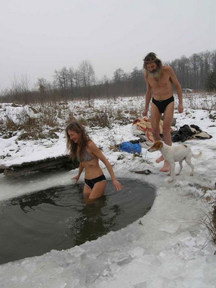 Familie care trăiește în pădure