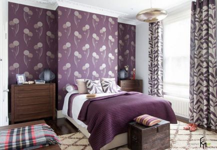 Perdele și lenjerii de pat pentru dormitor într-un stil modern de aceeași culoare și tesatura, știri de fotografie