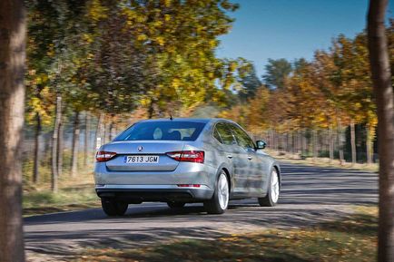 Skoda superb vs vw passat cehă sau germană, revista auto auto-digest