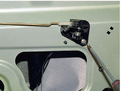 Scoaterea încuietorii și a mânerului exterior al ușii din spate a frezului șoimului
