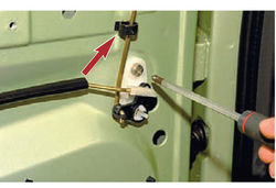 Scoaterea încuietorii și a mânerului exterior al ușii din spate a frezului șoimului