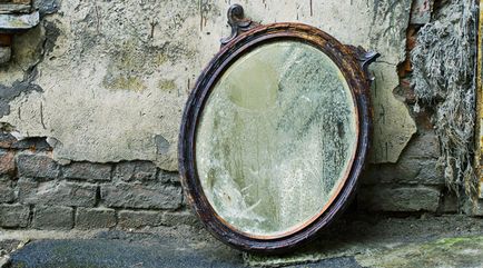 Vechile oglinzi aduc probleme în alte persoane în casă