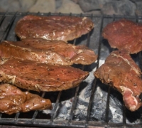 Steakuri din carne de vită de marmură pe grătar pe grătar Rețetă foto