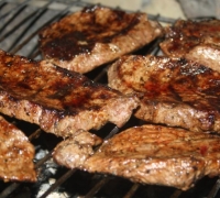 Steakuri din carne de vită de marmură pe grătar pe grătar Rețetă foto