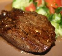 Steakuri din carne de vită de marmură pe grătar pe grătar Rețetă foto