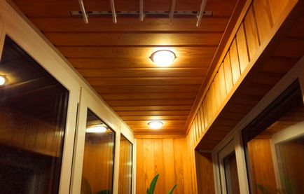 Lumina pe lampa balcon și modul de conducere a energiei electrice, de la priza cu mâinile pe loggia, video