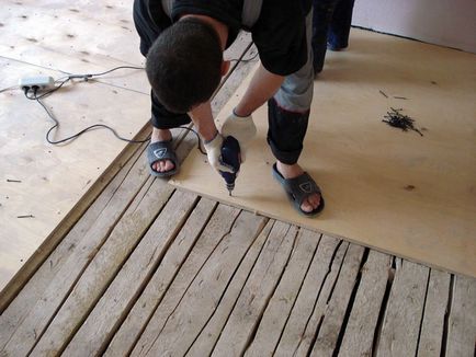 Montarea laminatului pe podeaua din lemn a caracteristicilor vilei, reședința mea de vară